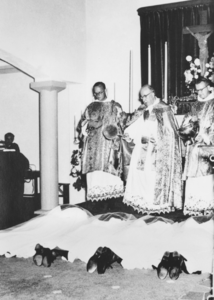 876734 Afbeelding van de wijding van drie Zusters Augustinessen, door pastoor Van Nuenen in de kapel van het klooster ...